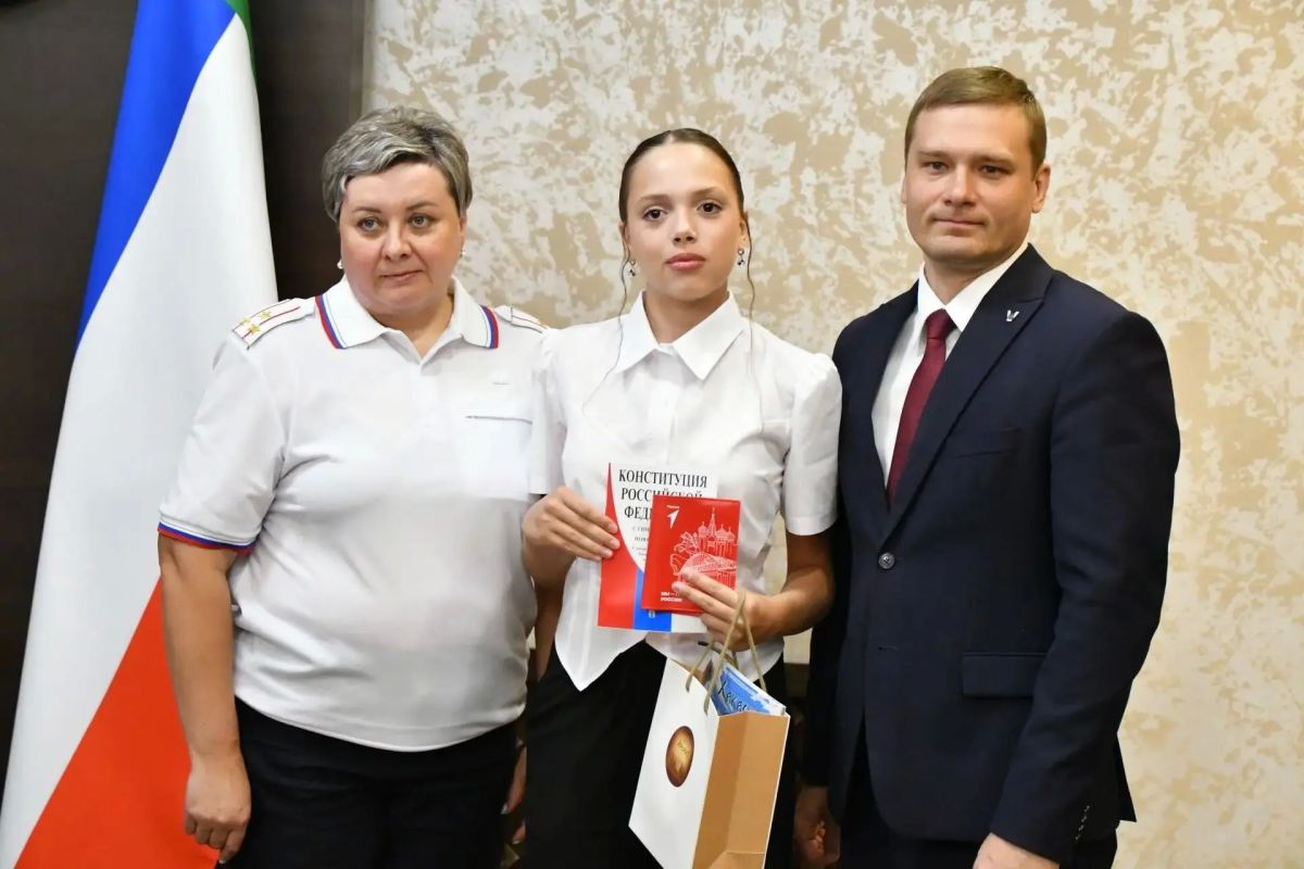 16 целеустремлённых школьников Хакасии получили паспорта из рук главы республики 16 целеустремлённых школьников Хакасии получили паспорта из рук главы республики
