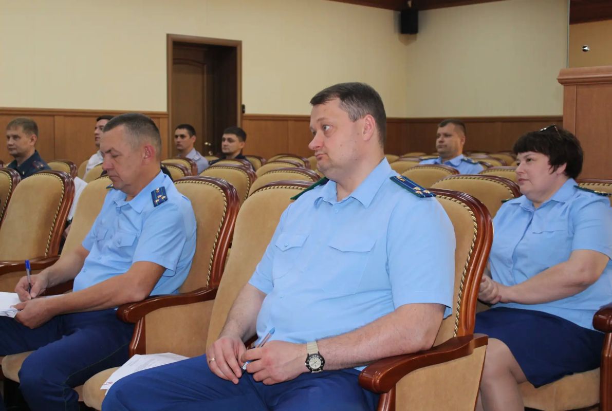 В прокуратуре Республики Хакасия под председательством первого заместителя прокурора республики Ана Антона Вячеславовича проведено заседание постоянно действующей межведомственной рабочей группы по вопросам обеспечения... В прокуратуре Республики Хакасия под председательством первого заместителя прокурора республики Ана Антона Вячеславовича проведено заседание постоянно действующей межведомственной рабочей группы по вопросам обеспечения...