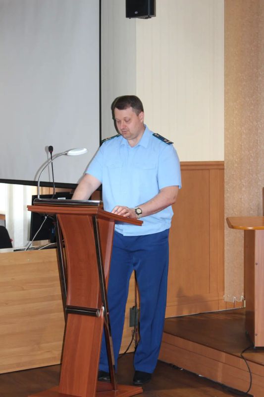 В прокуратуре Республики Хакасия под председательством первого заместителя прокурора республики Ана Антона Вячеславовича проведено заседание постоянно действующей межведомственной рабочей группы по вопросам обеспечения... В прокуратуре Республики Хакасия под председательством первого заместителя прокурора республики Ана Антона Вячеславовича проведено заседание постоянно действующей межведомственной рабочей группы по вопросам обеспечения...