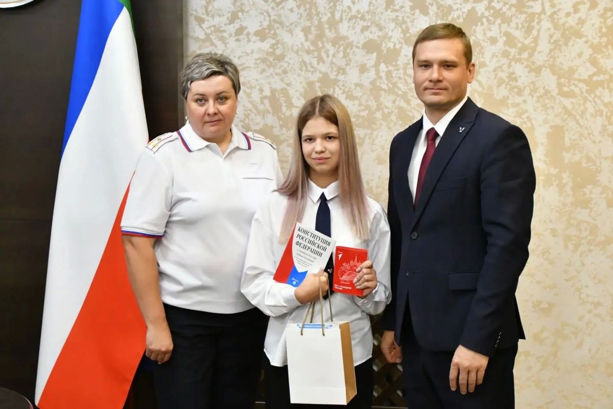 16 целеустремлённых школьников Хакасии получили паспорта из рук главы республики 16 целеустремлённых школьников Хакасии получили паспорта из рук главы республики