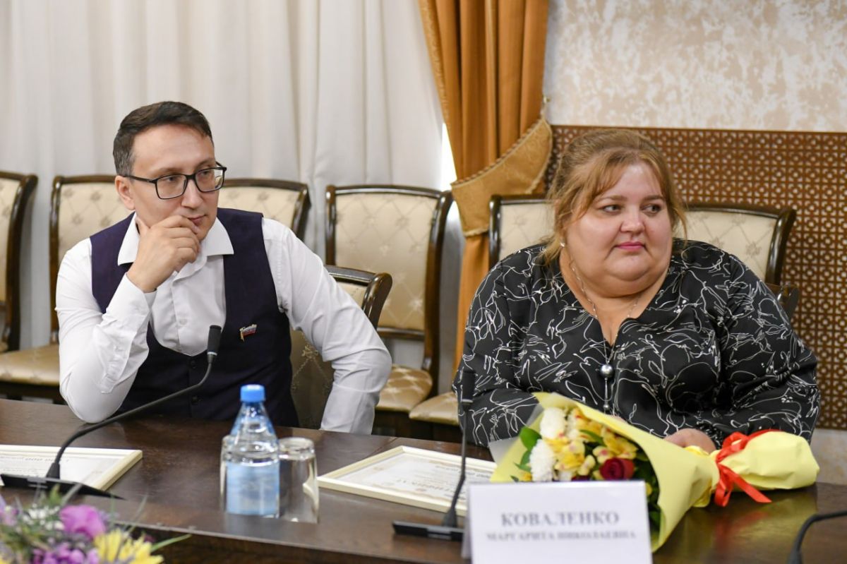 Валентин Коновалов: Вручил сертификаты участникам программы «Земский учитель» Валентин Коновалов: Вручил сертификаты участникам программы «Земский учитель»