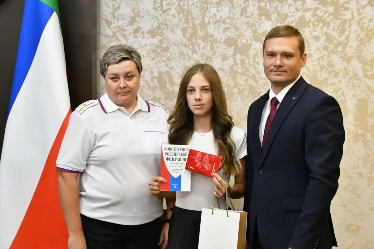 16 целеустремлённых школьников Хакасии получили паспорта из рук главы республики 16 целеустремлённых школьников Хакасии получили паспорта из рук главы республики