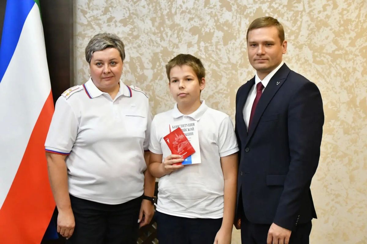 16 целеустремлённых школьников Хакасии получили паспорта из рук главы республики 16 целеустремлённых школьников Хакасии получили паспорта из рук главы республики