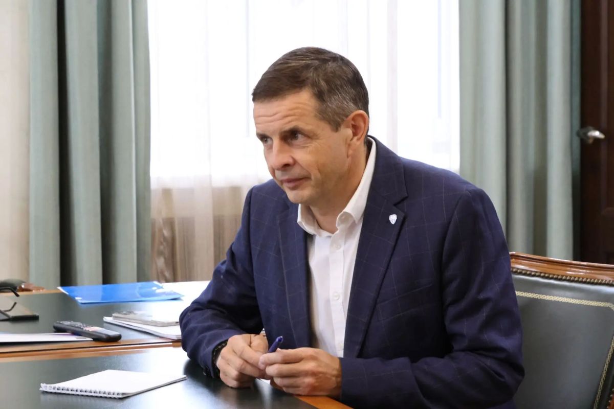 Глава города Абакана Алексей Лемин согласовал назначение на должность директора муниципальной средней общеобразовательной школы № 18 Романа Александровича Виноградова, учителя первой квалификационной категории, который с... Глава города Абакана Алексей Лемин согласовал назначение на должность директора муниципальной средней общеобразовательной школы № 18 Романа Александровича Виноградова, учителя первой квалификационной категории, который с...