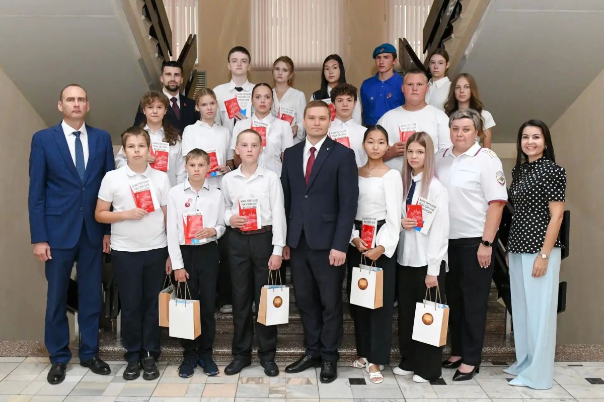 Валентин Коновалов вручил паспорта юным гражданам страны