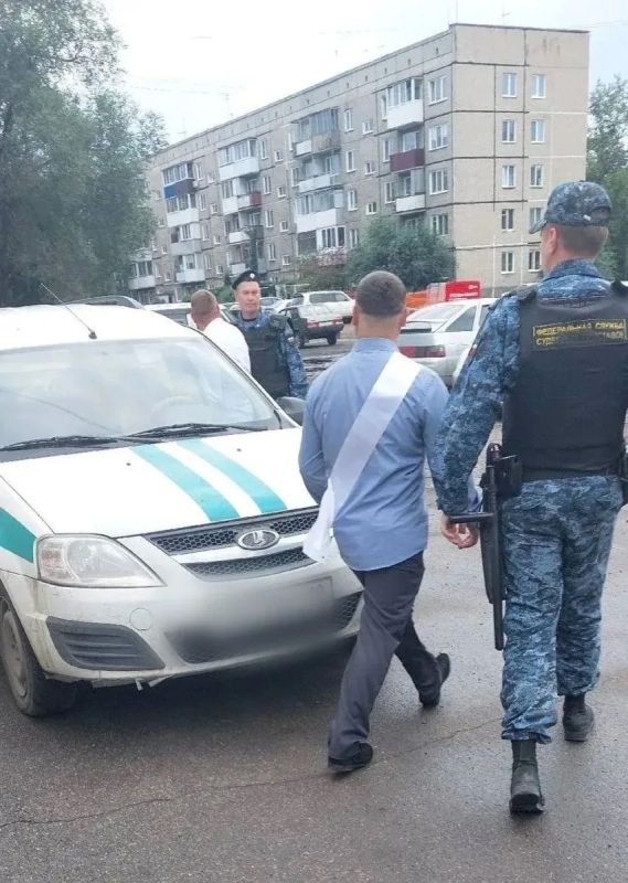 В Черногорске мужчину с собственной свадьбы увезли в отделение за долг по алиментам В Черногорске мужчину с собственной свадьбы увезли в отделение за долг по алиментам