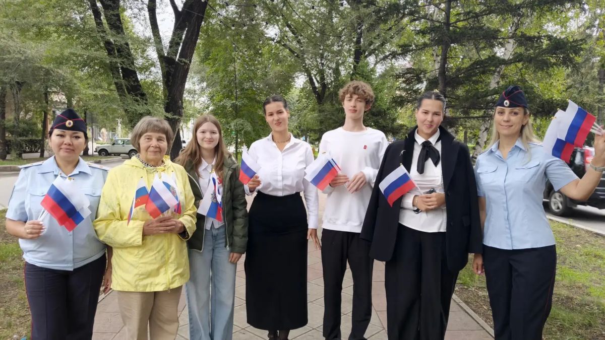 Полицейские Хакасии поздравили жителей и гостей республики с Днём Государственного флага Российской Федерации Полицейские Хакасии поздравили жителей и гостей республики с Днём Государственного флага Российской Федерации