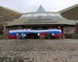 20-метровый гигант в центре Абакана: горожане развернули флаг России