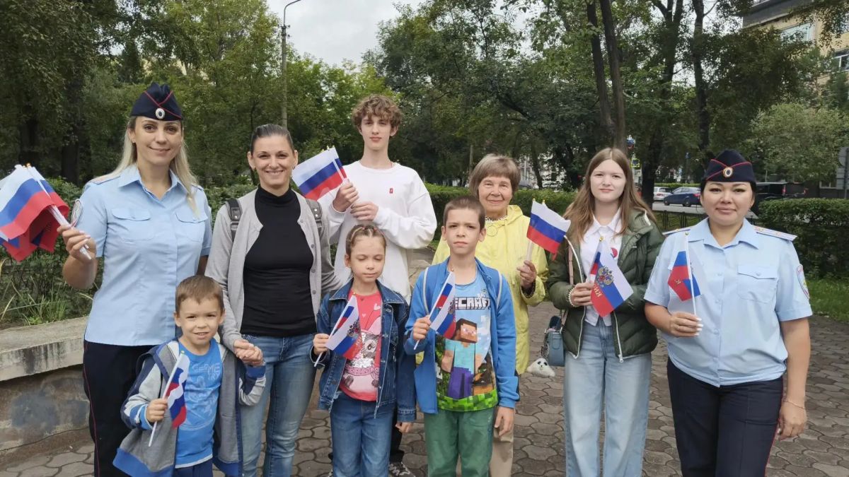 Полицейские Хакасии поздравили жителей и гостей республики с Днём Государственного флага Российской Федерации Полицейские Хакасии поздравили жителей и гостей республики с Днём Государственного флага Российской Федерации