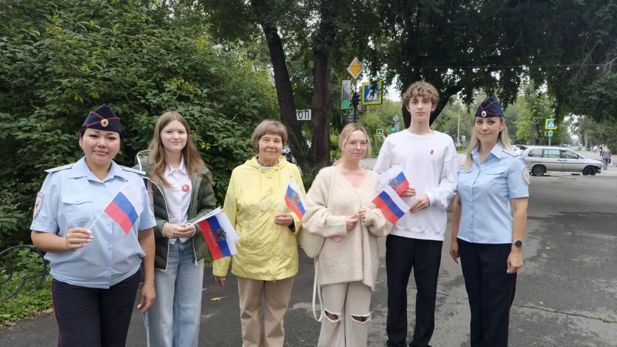 Полицейские Хакасии поздравили жителей и гостей республики с Днём Государственного флага Российской Федерации Полицейские Хакасии поздравили жителей и гостей республики с Днём Государственного флага Российской Федерации