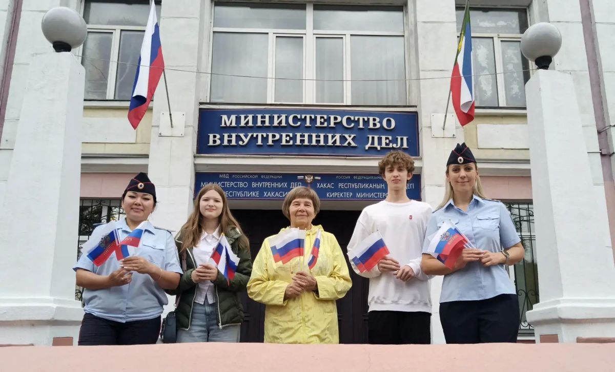 Полицейские Хакасии поздравили жителей и гостей республики с Днём Государственного флага Российской Федерации Полицейские Хакасии поздравили жителей и гостей республики с Днём Государственного флага Российской Федерации