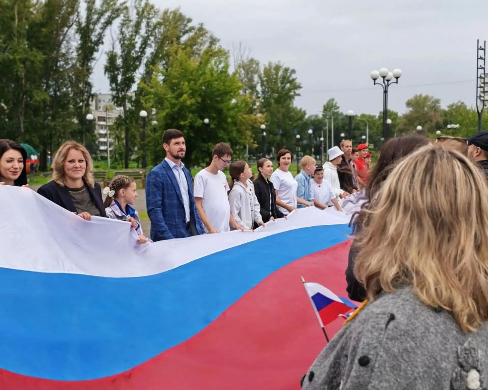 Сотрудники Управления Федерального казначейства по Республике Хакасия, активисты первичного отделения Движения Первых УФК по Республике Хакасия, ветераны Управления, коллеги из Отдела N 9 Межрегионального филиала ФКУ "ЦОКР"... Сотрудники Управления Федерального казначейства по Республике Хакасия, активисты первичного отделения Движения Первых УФК по Республике Хакасия, ветераны Управления, коллеги из Отдела N 9 Межрегионального филиала ФКУ "ЦОКР"...