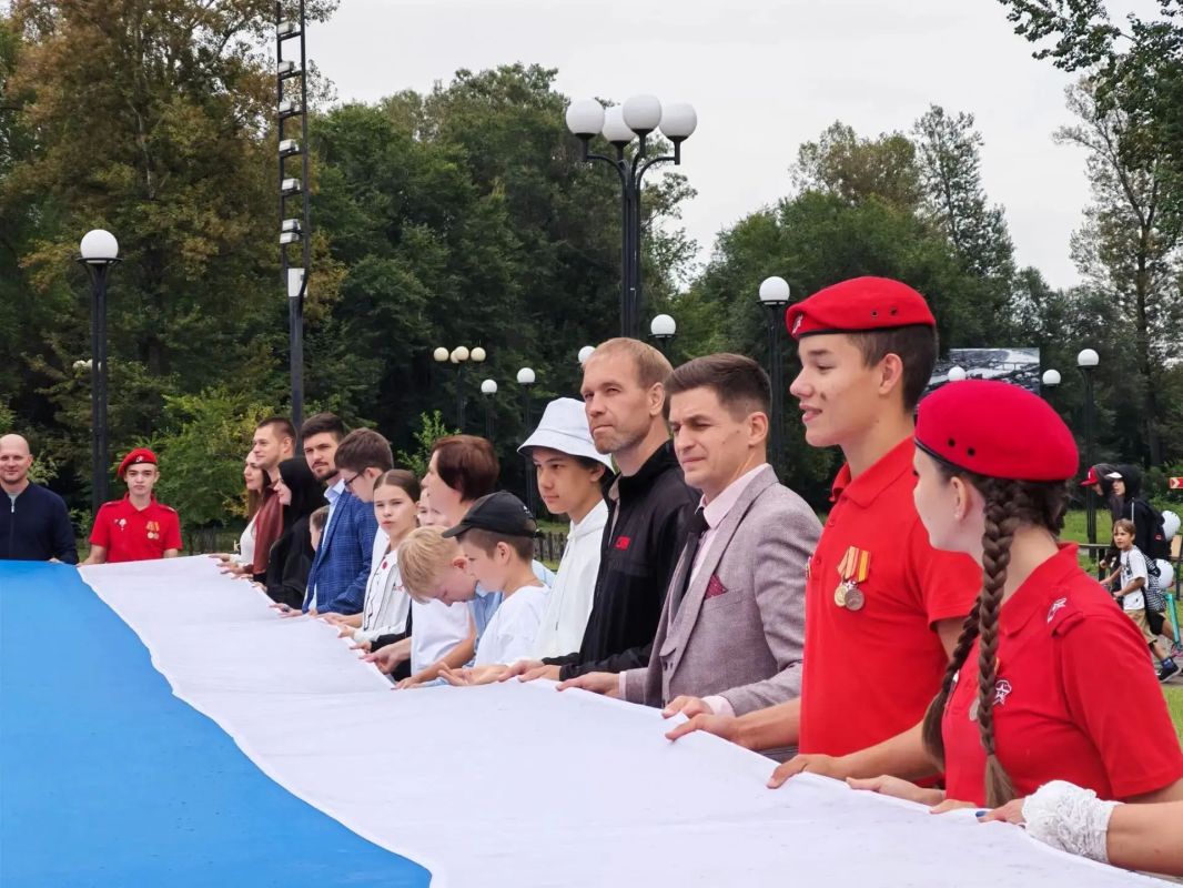 Сотрудники Управления Федерального казначейства по Республике Хакасия, активисты первичного отделения Движения Первых УФК по Республике Хакасия, ветераны Управления, коллеги из Отдела N 9 Межрегионального филиала ФКУ "ЦОКР"... Сотрудники Управления Федерального казначейства по Республике Хакасия, активисты первичного отделения Движения Первых УФК по Республике Хакасия, ветераны Управления, коллеги из Отдела N 9 Межрегионального филиала ФКУ "ЦОКР"...