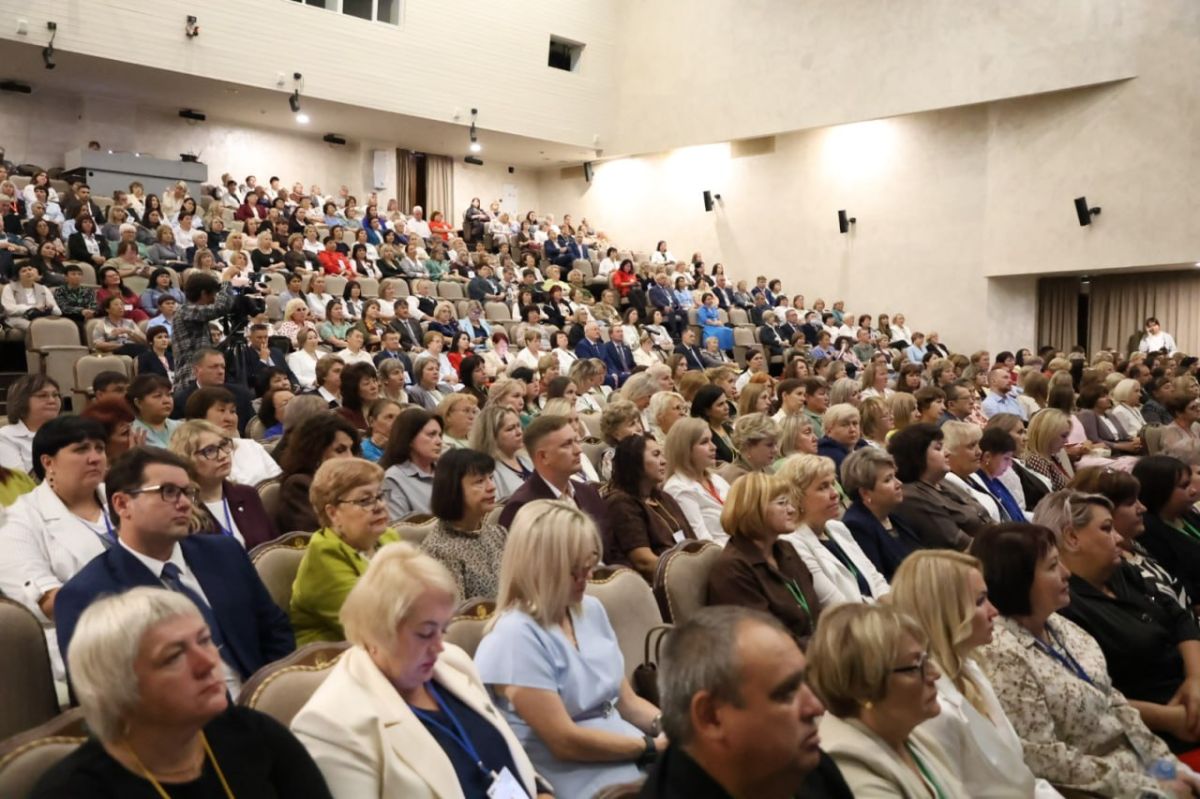 Денис Кабанов: Поддержка системы образования — это инвестиции в будущее страны Денис Кабанов: Поддержка системы образования — это инвестиции в будущее страны