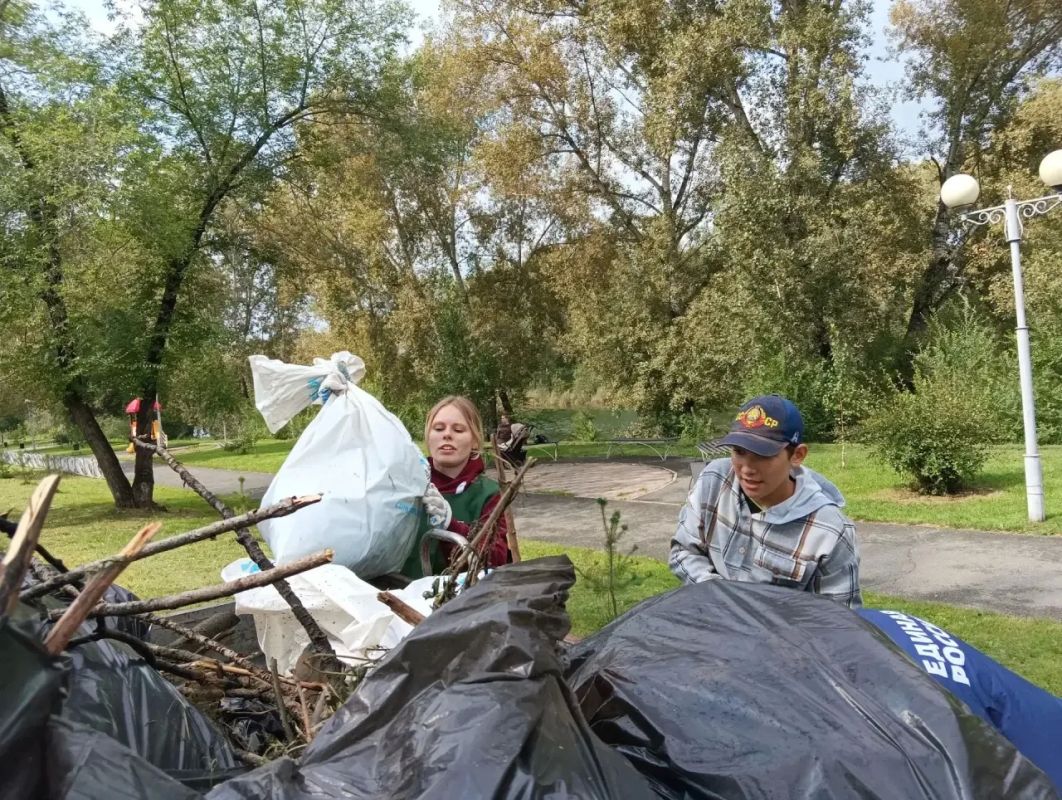 Экологи Минприроды Хакасии вместе с коллегами из Управления инженерных защит присоединились к экологическому субботнику на набережной вдоль проезда «Северный» в г. Абакане Экологи Минприроды Хакасии вместе с коллегами из Управления инженерных защит присоединились к экологическому субботнику на набережной вдоль проезда «Северный» в г. Абакане
