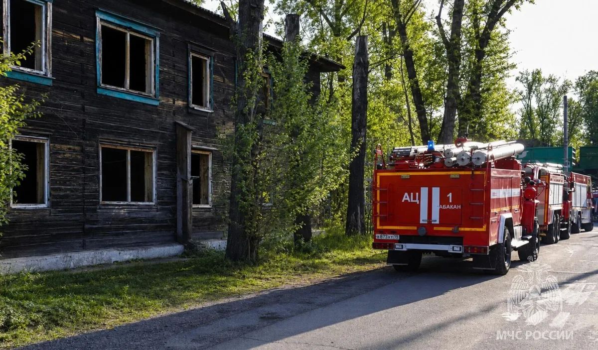 Расселенный барак на Ленина тушили в Абакане