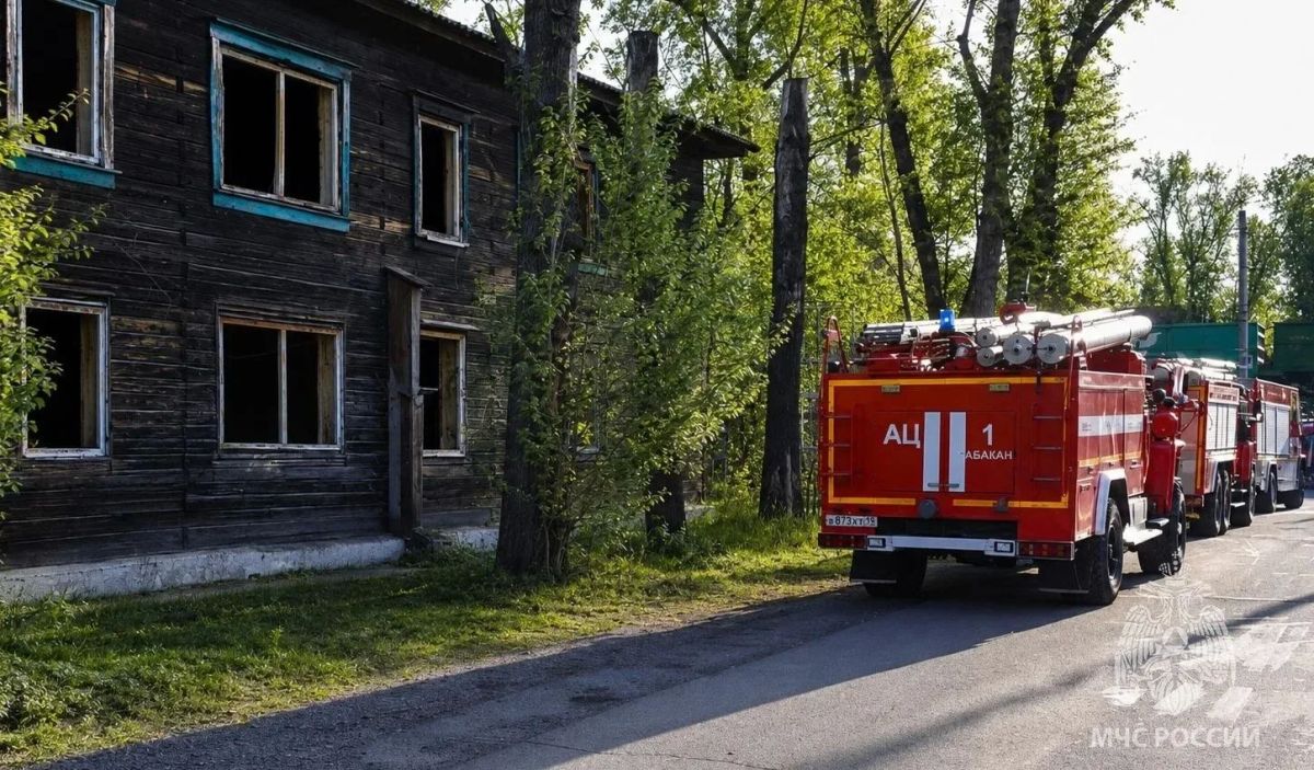Автомобиль и расселенный дом горели в Абакане