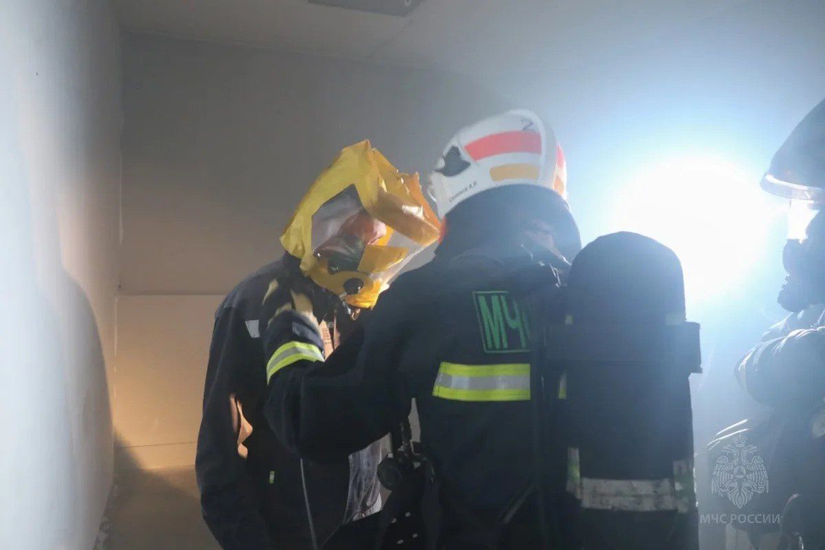 Спасали пострадавших и тушили пожар: спасатели провели учения в абаканском торговом центре на Вознесения Спасали пострадавших и тушили пожар: спасатели провели учения в абаканском торговом центре на Вознесения