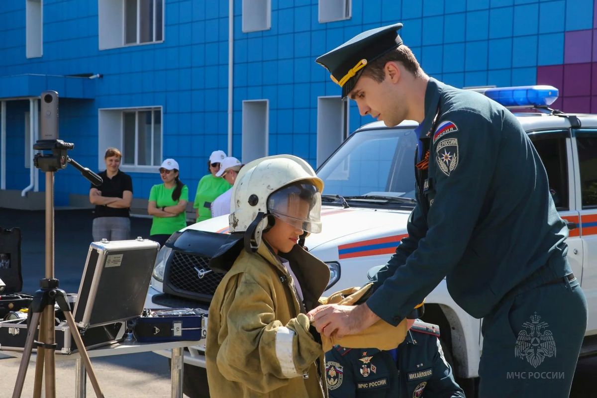 Пожарные и ГАИ устроили переполох в детской больнице: к чему экстренно готовят детей перед школой Пожарные и ГАИ устроили переполох в детской больнице: к чему экстренно готовят детей перед школой