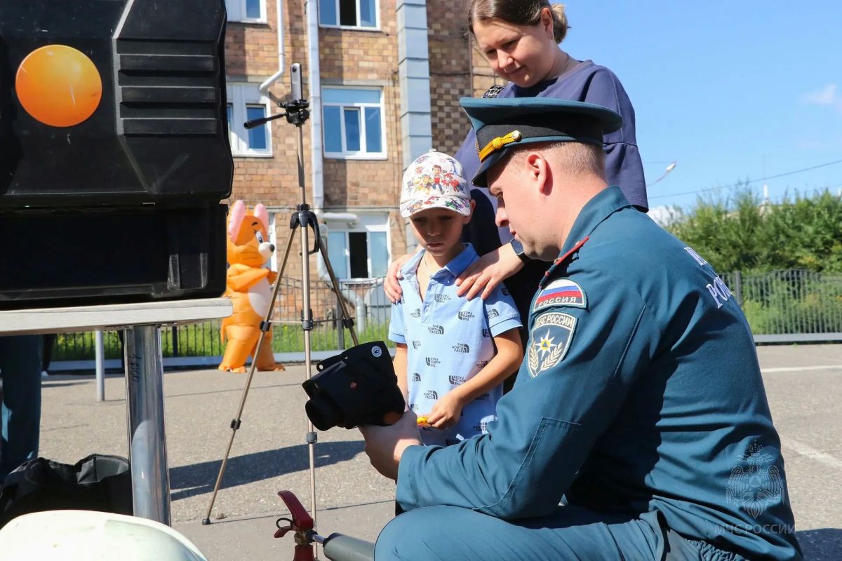 Пожарные и ГАИ устроили переполох в детской больнице: к чему экстренно готовят детей перед школой Пожарные и ГАИ устроили переполох в детской больнице: к чему экстренно готовят детей перед школой