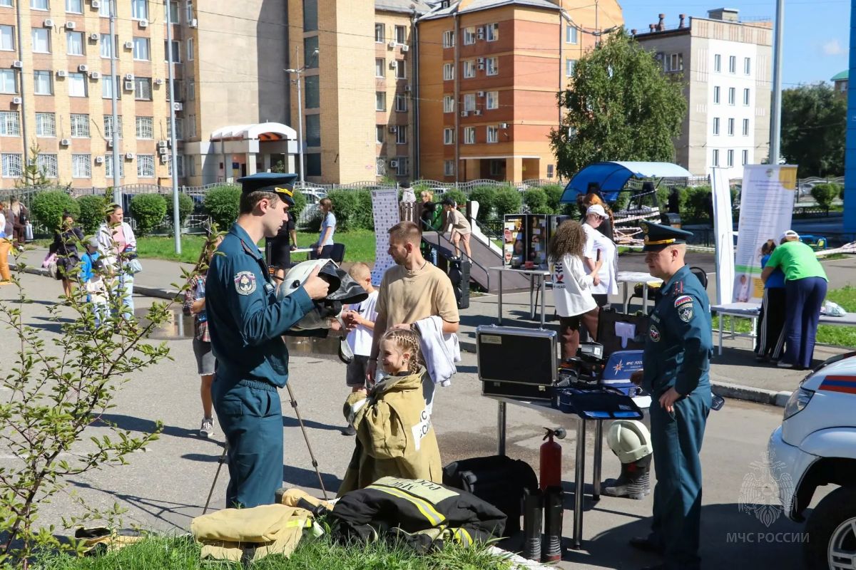 Пожарные и ГАИ устроили переполох в детской больнице: к чему экстренно готовят детей перед школой Пожарные и ГАИ устроили переполох в детской больнице: к чему экстренно готовят детей перед школой