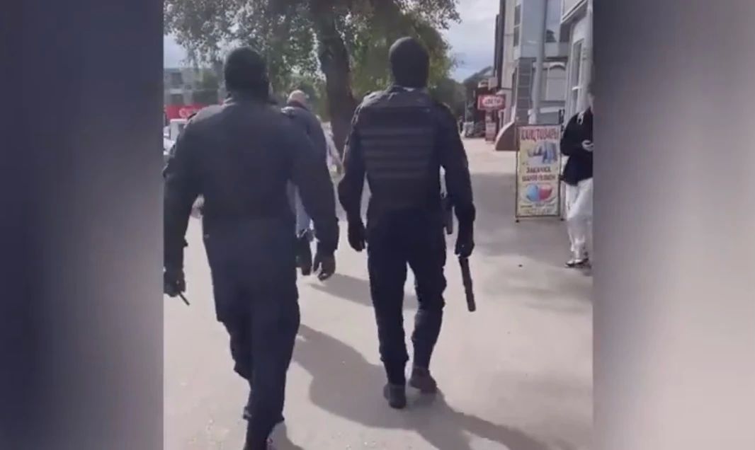 Силовики Хакасии "прошлись" по нелегальным мигрантам Силовики Хакасии "прошлись" по нелегальным мигрантам