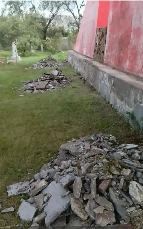 Монумент на Первом городском кладбище ремонтирует Абакан Монумент на Первом городском кладбище ремонтирует Абакан