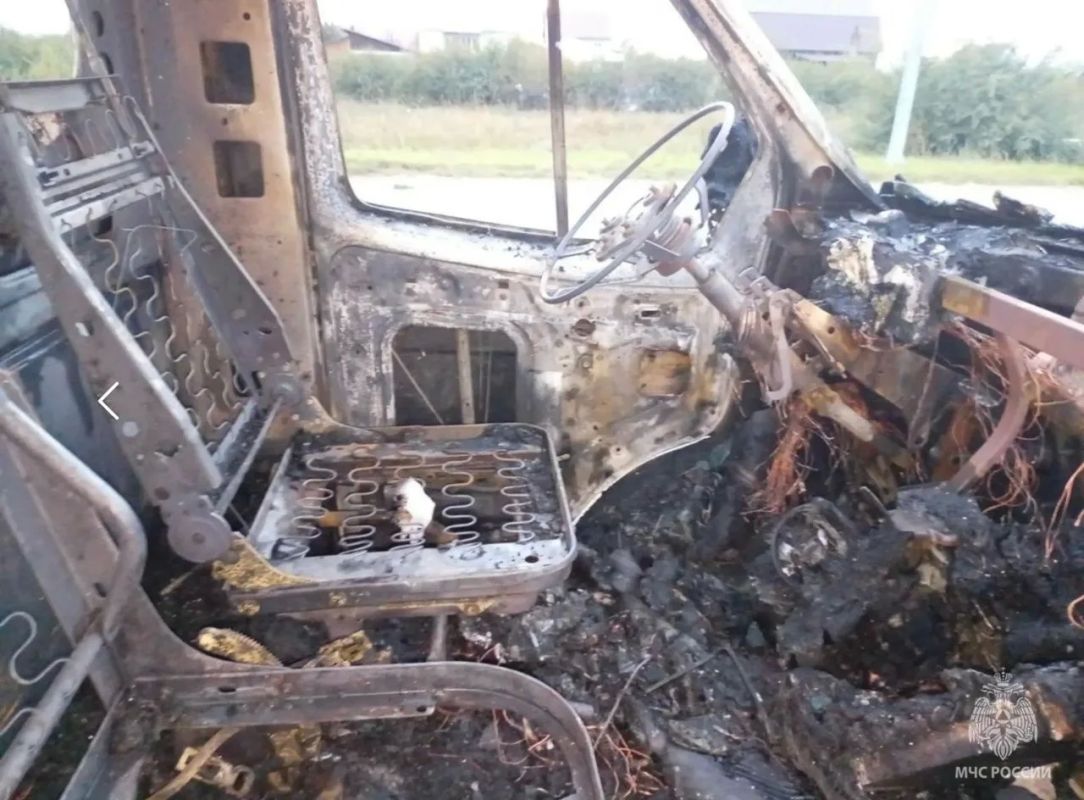 Автомобиль полыхал вечером в Хакасии Автомобиль полыхал вечером в Хакасии