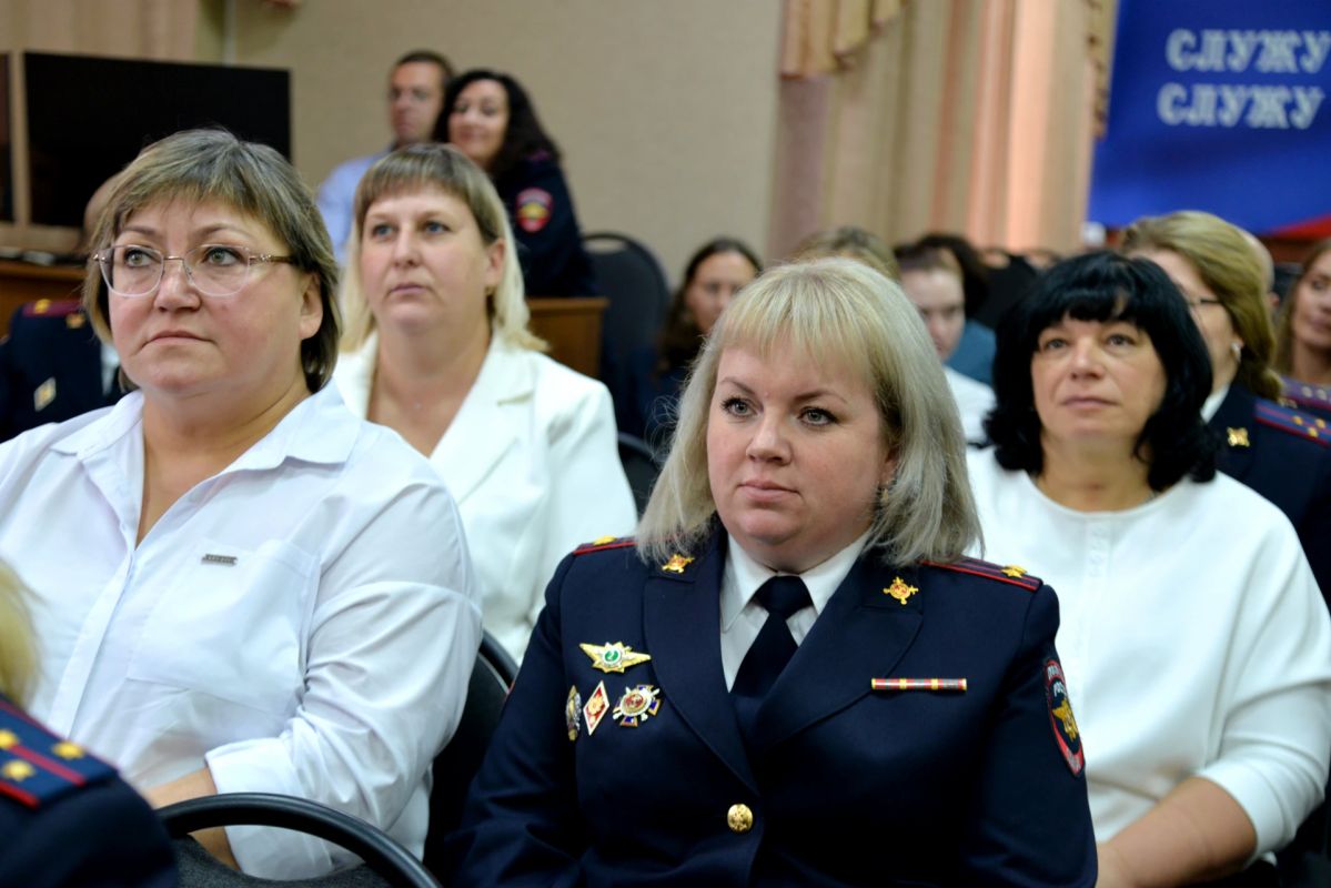 Министр внутренних дел по Республике Хакасия Владимир Генералов поздравил сотрудников подразделений по вопросам миграции с профессиональным праздником Министр внутренних дел по Республике Хакасия Владимир Генералов поздравил сотрудников подразделений по вопросам миграции с профессиональным праздником