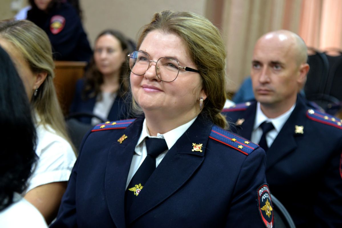 Министр внутренних дел по Республике Хакасия Владимир Генералов поздравил сотрудников подразделений по вопросам миграции с профессиональным праздником Министр внутренних дел по Республике Хакасия Владимир Генералов поздравил сотрудников подразделений по вопросам миграции с профессиональным праздником