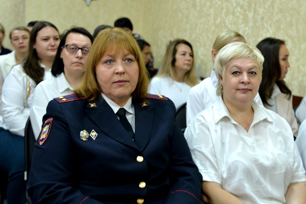 Министр внутренних дел по Республике Хакасия Владимир Генералов поздравил сотрудников подразделений по вопросам миграции с профессиональным праздником Министр внутренних дел по Республике Хакасия Владимир Генералов поздравил сотрудников подразделений по вопросам миграции с профессиональным праздником