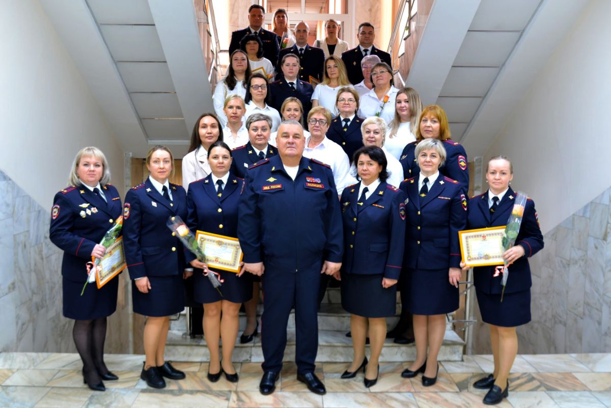 Министр внутренних дел по Республике Хакасия Владимир Генералов поздравил сотрудников подразделений по вопросам миграции с профессиональным праздником
