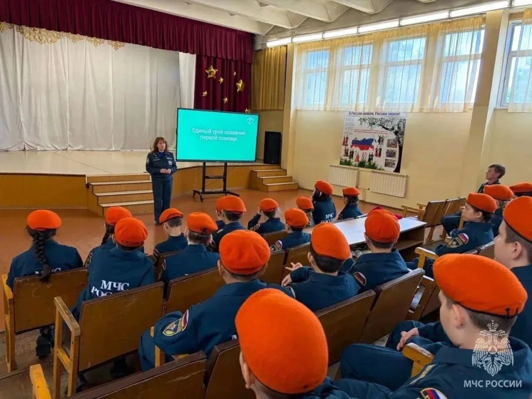Спасти человека до приезда врачей: абаканских школьников научили базовой реанимации на необычном уроке! Спасти человека до приезда врачей: абаканских школьников научили базовой реанимации на необычном уроке!
