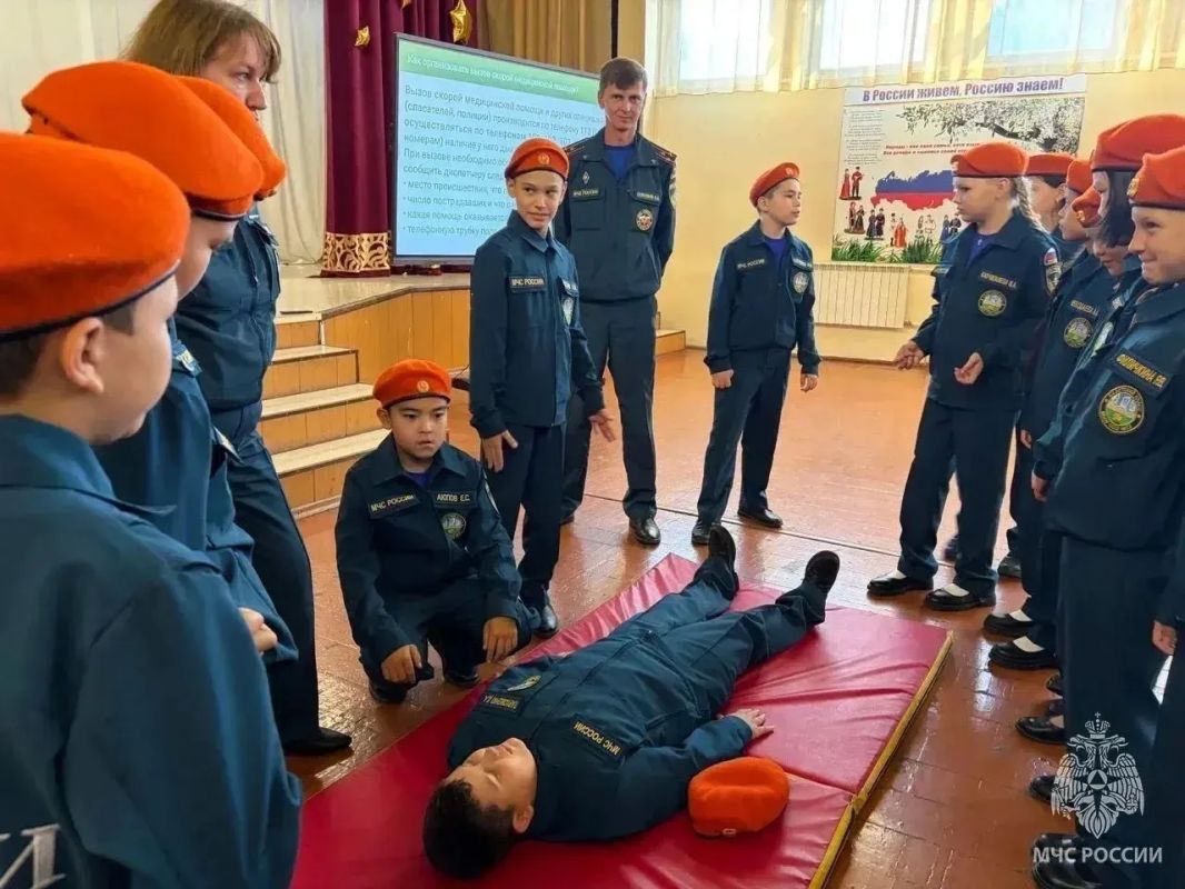 Спасти человека до приезда врачей: абаканских школьников научили базовой реанимации на необычном уроке! Спасти человека до приезда врачей: абаканских школьников научили базовой реанимации на необычном уроке!