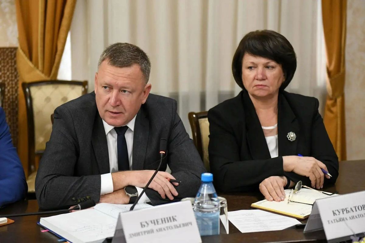 Валентин Коновалов провёл заседание регионального штаба по обстановке на топливном рынке Хакасии Валентин Коновалов провёл заседание регионального штаба по обстановке на топливном рынке Хакасии