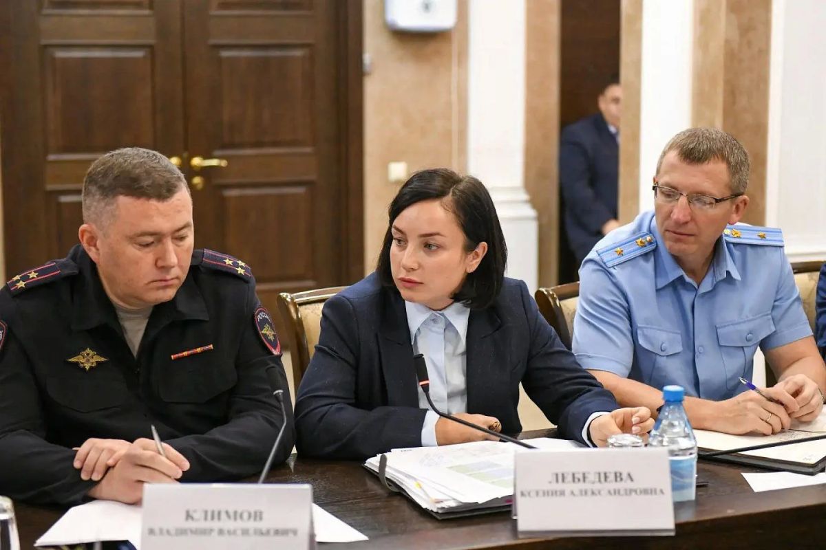 Валентин Коновалов провёл заседание регионального штаба по обстановке на топливном рынке Хакасии Валентин Коновалов провёл заседание регионального штаба по обстановке на топливном рынке Хакасии