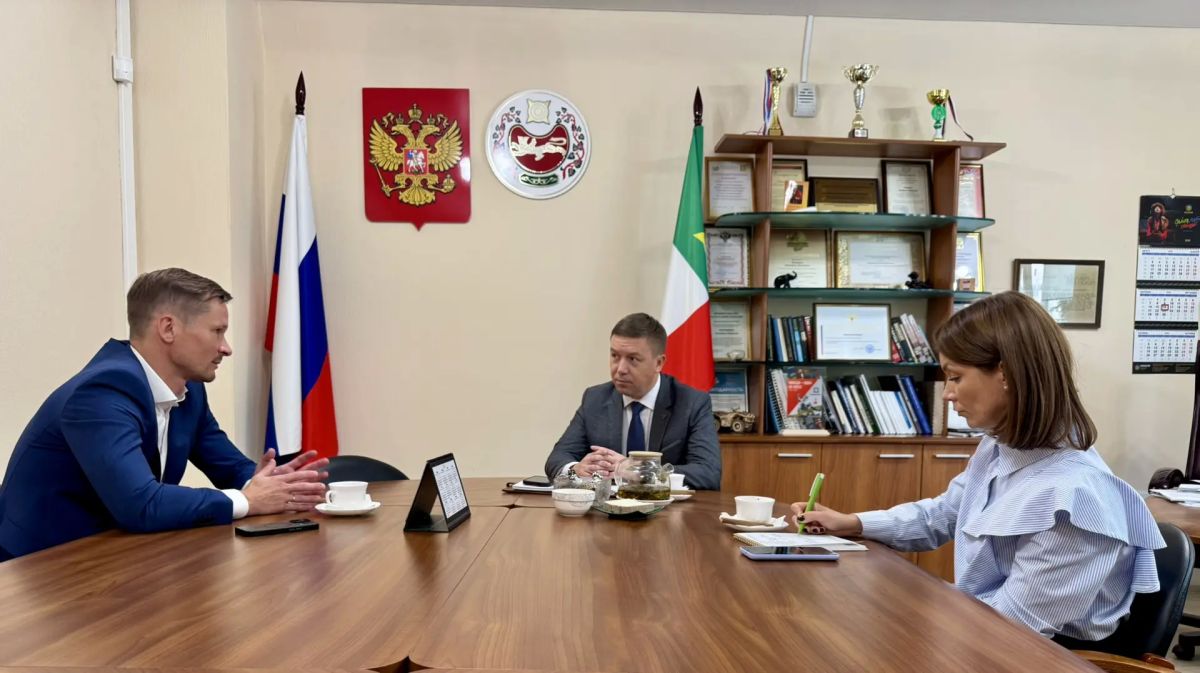 В Министерстве имущественных и земельных отношений Республики Хакасия прошла рабочая встреча с управляющим Абаканским отделением ПАО «Сбербанк» Дмитрием Полулехом