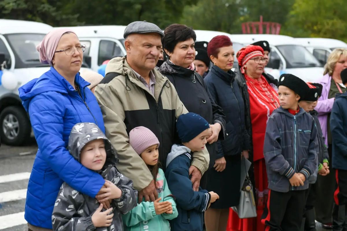 16 многодетных семей получили ключи от новых микроавтобусов 16 многодетных семей получили ключи от новых микроавтобусов