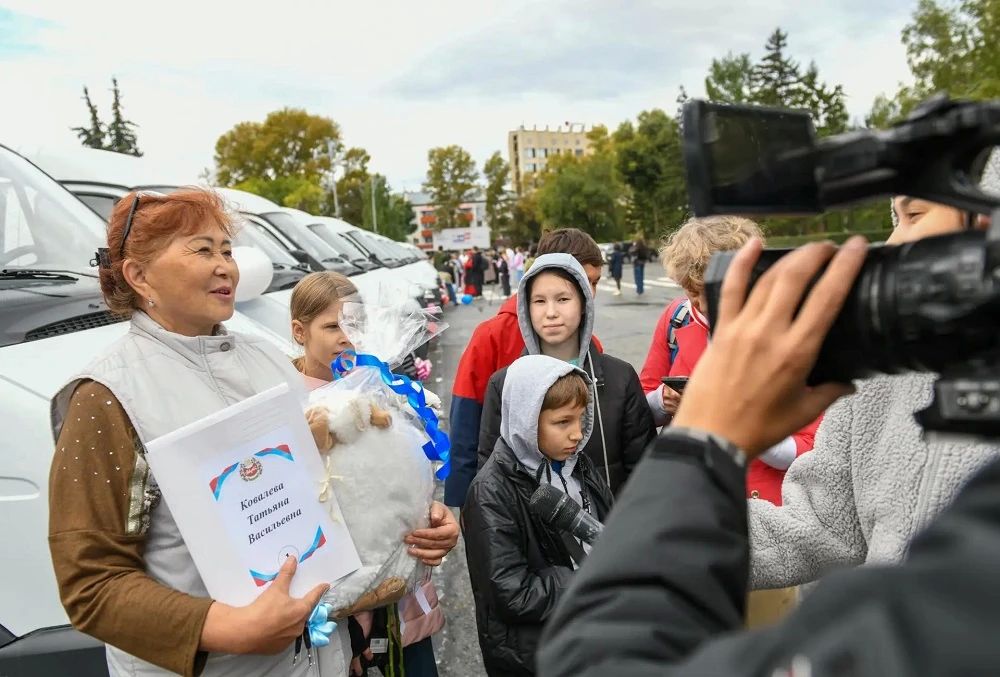 Валентин Коновалов подарил микроавтобусы многодетным семьям Хакасии Валентин Коновалов подарил микроавтобусы многодетным семьям Хакасии