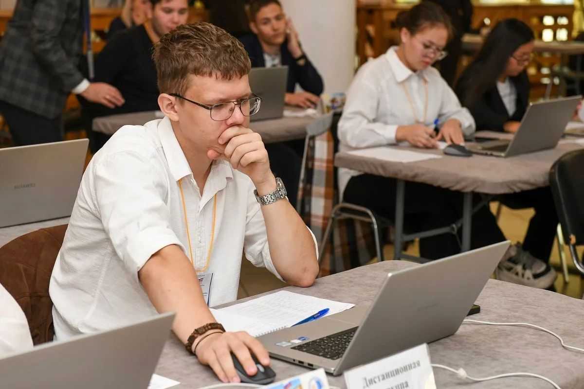 Валентин Коновалов побеседовал с коллективом Центра общественного наблюдения за голосованием Валентин Коновалов побеседовал с коллективом Центра общественного наблюдения за голосованием