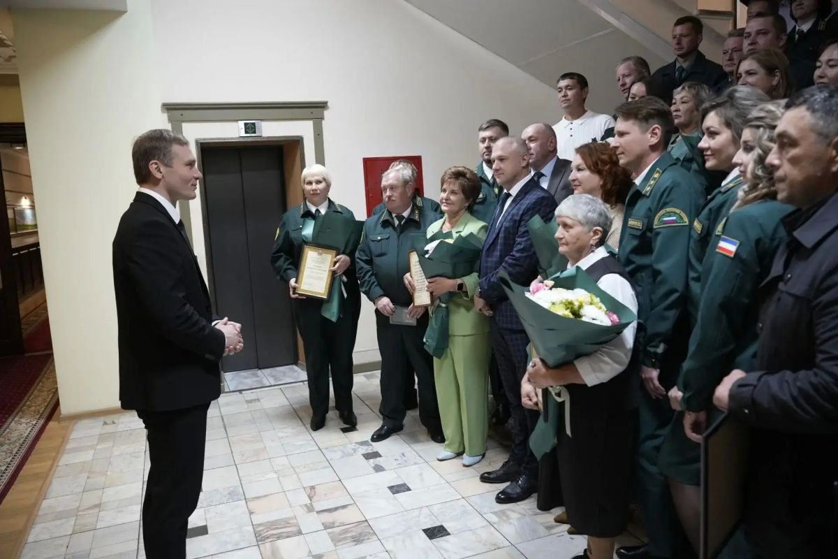 Валентин Коновалов поздравил работников леса Хакасии с профессиональным праздником Валентин Коновалов поздравил работников леса Хакасии с профессиональным праздником