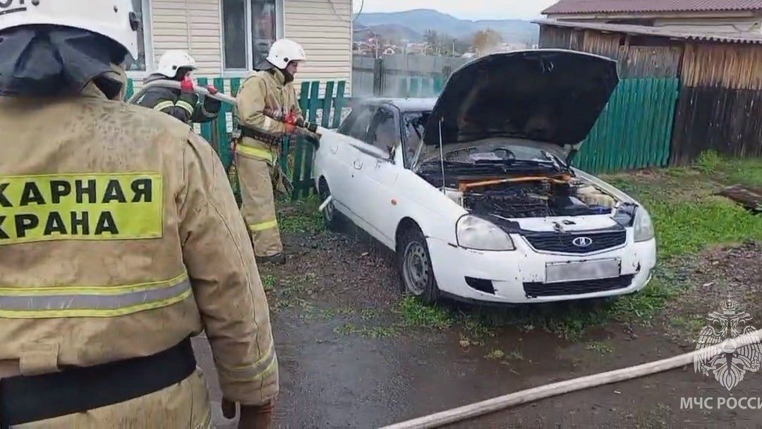 Автобус, легковушка и погрузчик горели в Хакасии в выходные