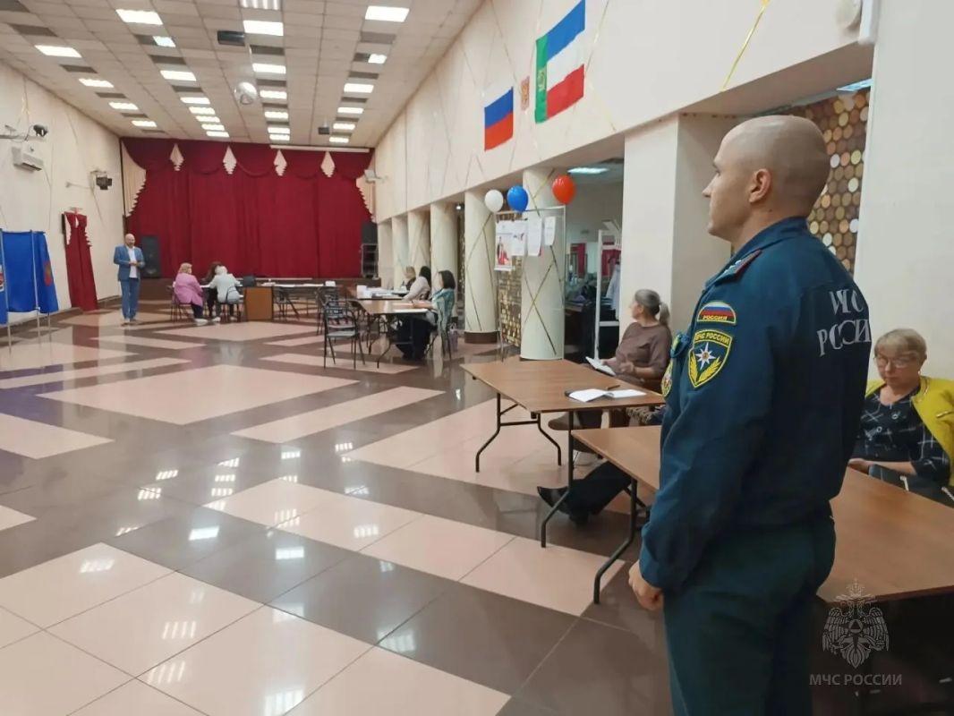 В Хакасии на выборах безопасность обеспечивали более 300 сотрудников МЧС России В Хакасии на выборах безопасность обеспечивали более 300 сотрудников МЧС России