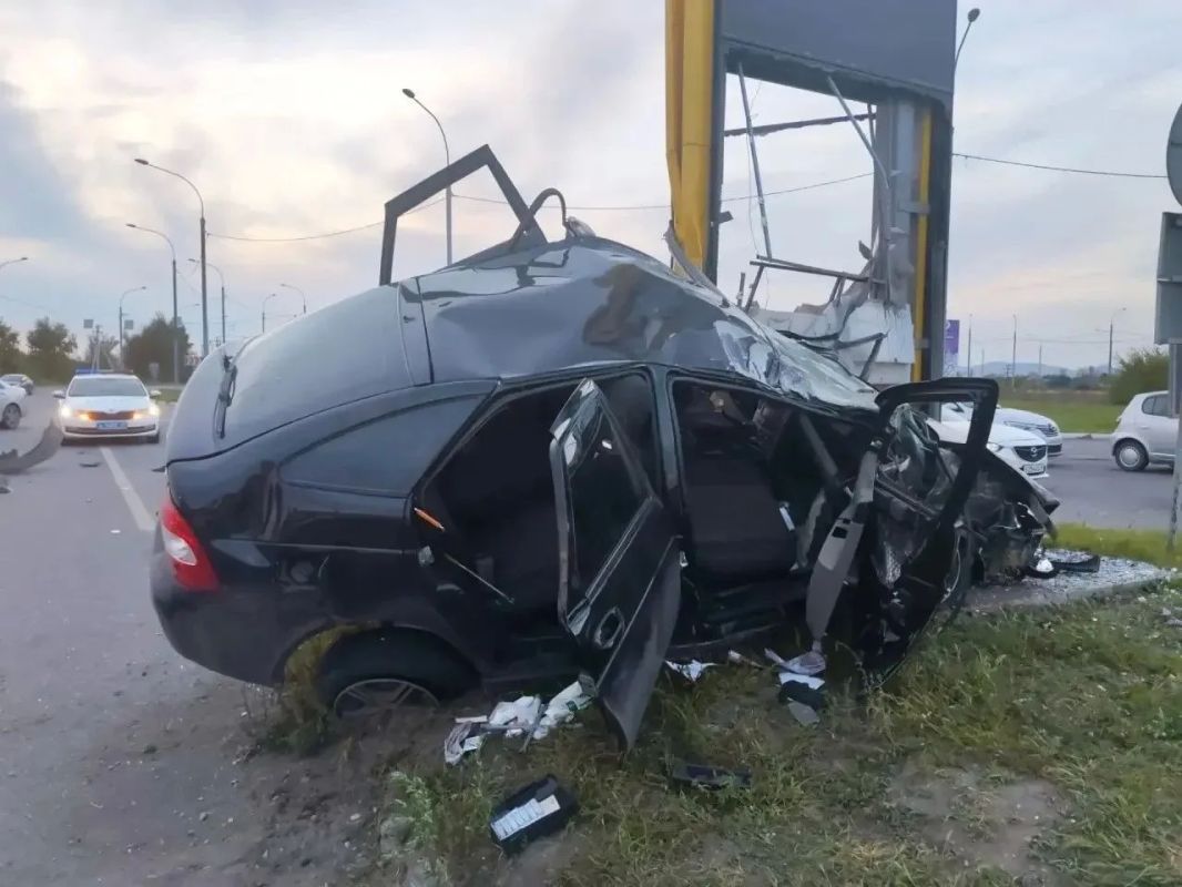 С переломом грудного позвонка и копчика госпитализирован водитель Лады в результате жёсткой автокатастрофы на калининском кольце С переломом грудного позвонка и копчика госпитализирован водитель Лады в результате жёсткой автокатастрофы на калининском кольце