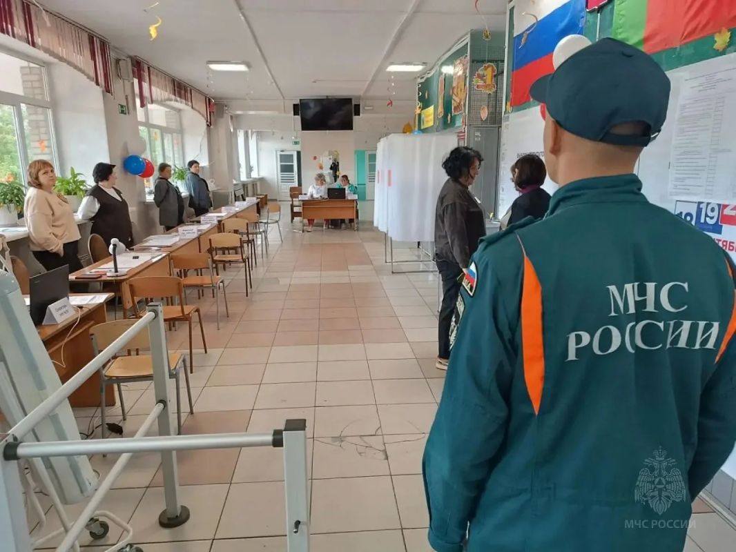 В Хакасии на выборах безопасность обеспечивали более 300 сотрудников МЧС России В Хакасии на выборах безопасность обеспечивали более 300 сотрудников МЧС России
