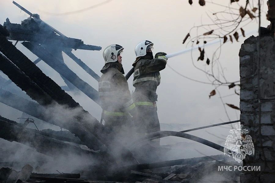 Два человека госпитализированы с ожогами после пожара в Усть-Абаканском районе