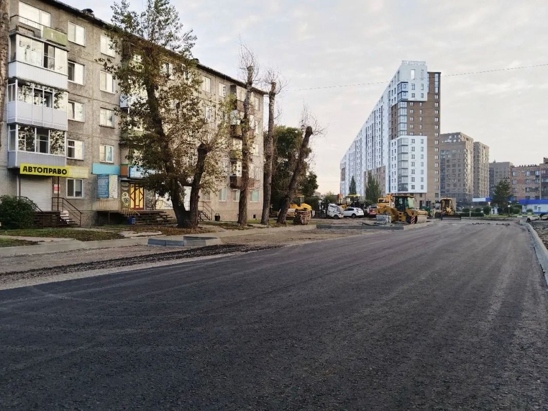 Продолжается капремонт улицы Комарова в границах проспекта Дружбы Народов – улицы Торговая протяжённостью 900 метров Продолжается капремонт улицы Комарова в границах проспекта Дружбы Народов – улицы Торговая протяжённостью 900 метров