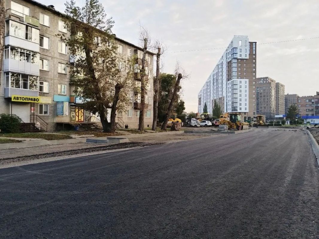 Нижний слой дорожного полотна уложили бригады на Комарова в Абакане Нижний слой дорожного полотна уложили бригады на Комарова в Абакане