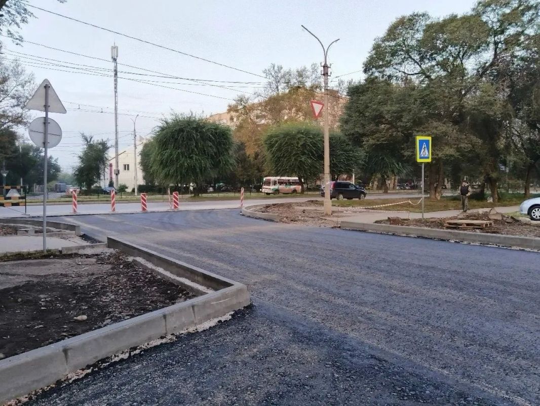 Нижний слой дорожного полотна уложили бригады на Комарова в Абакане Нижний слой дорожного полотна уложили бригады на Комарова в Абакане