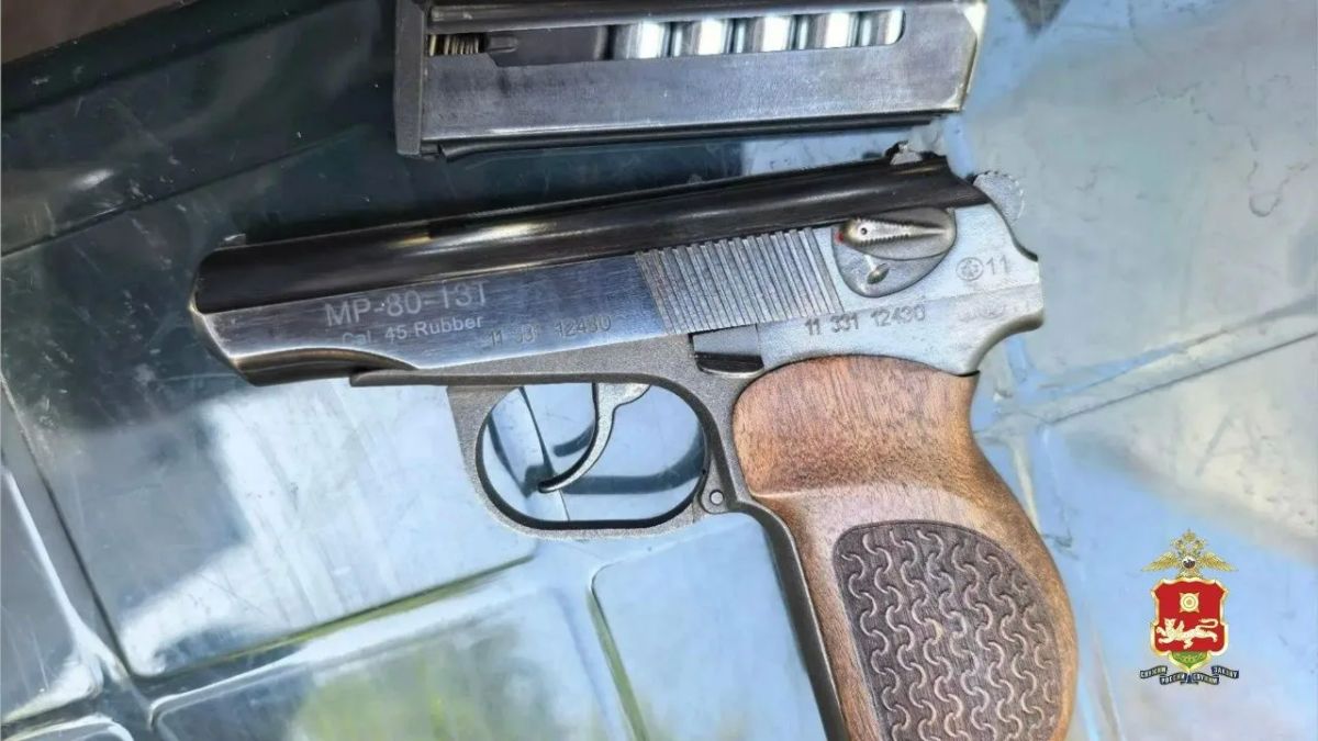 Оружие и запрещённая символика: в Абакане задержали мужчин перед массовым мероприятием Оружие и запрещённая символика: в Абакане задержали мужчин перед массовым мероприятием